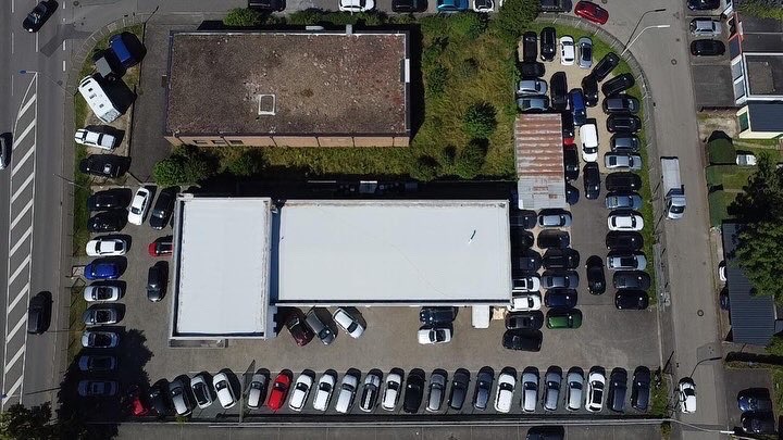 Vogelperspektive des Gebrauchtwagencenter Konz mit Außengelände und Verkaufsfläche