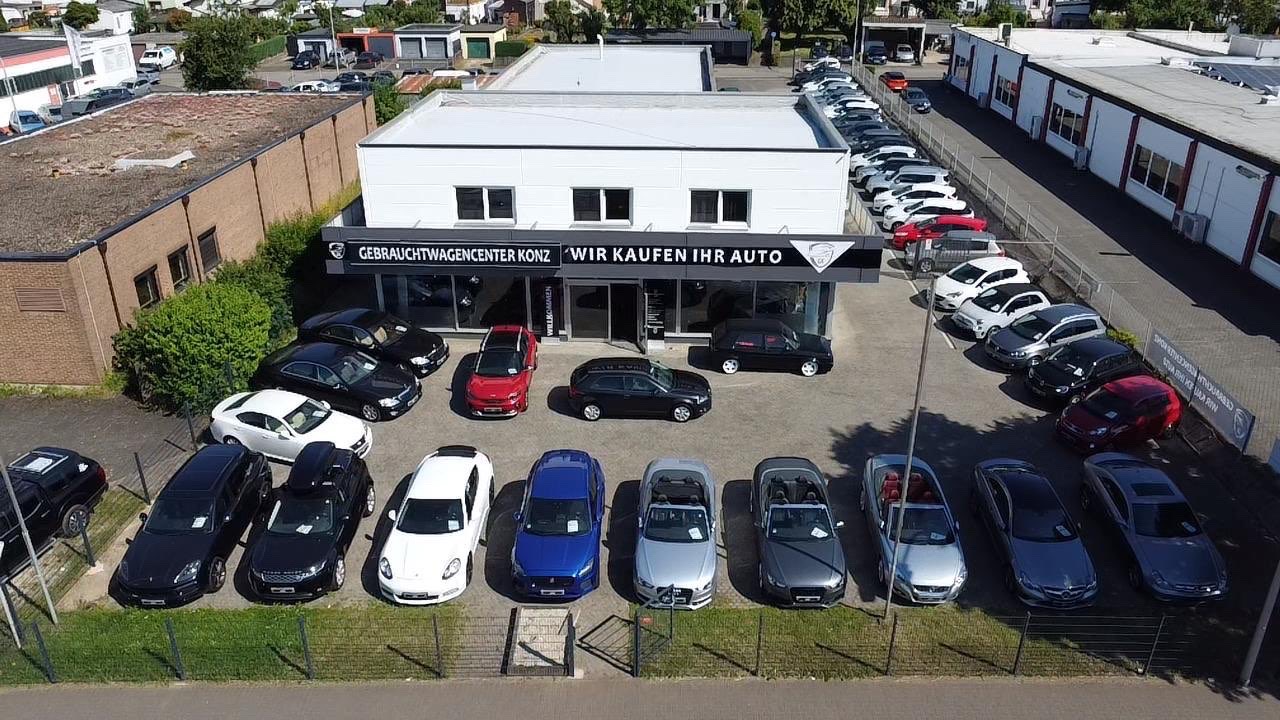 Frontansicht des Gebrauchtwagencenter Konz mit Showroom und Verkaufsfläche